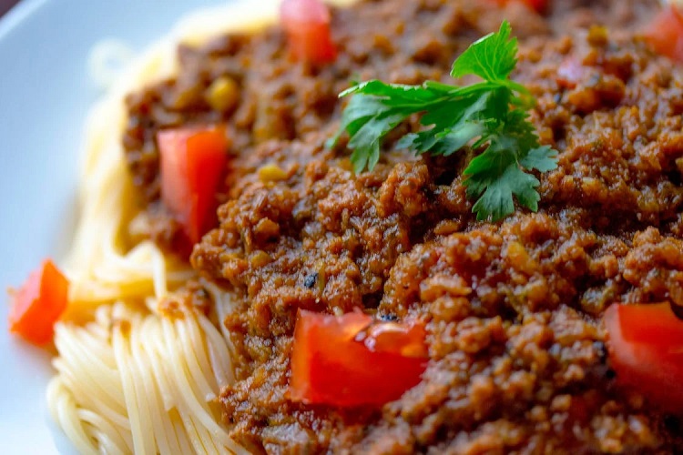 Uncovering the Delight of Classic Spaghetti Bolognese: A Flavorful Italian Pasta Dish